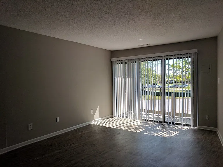 Tivoli Apartments — Photo 17