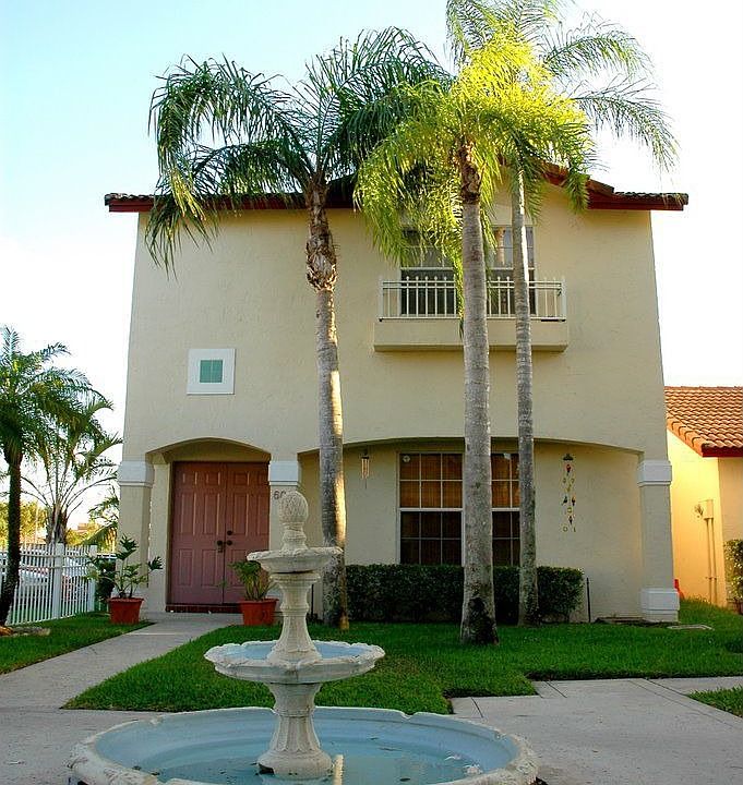 Front View Courtyard