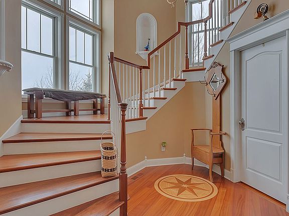 2nd image of 325 Highlands Blvd NE