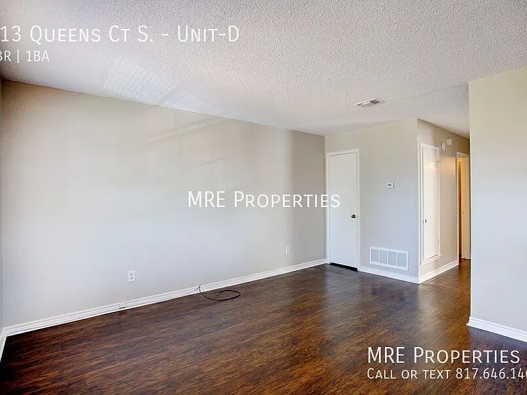 313 Queens Ct S #D — Photo 2