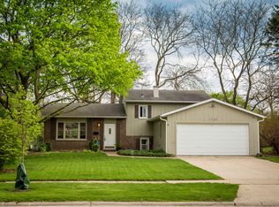 1154 Windsor Dr, Wheaton, IL 60189