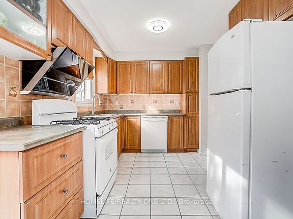 5th image of 35 Fieldview Cres N