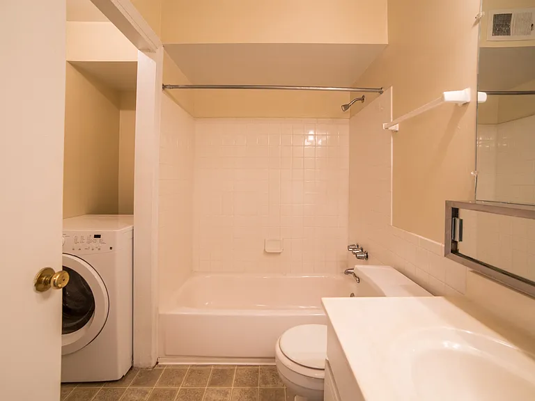 Monon Place I (Classic and Renovated), Managed by Buckingham Monon Living — Photo 17