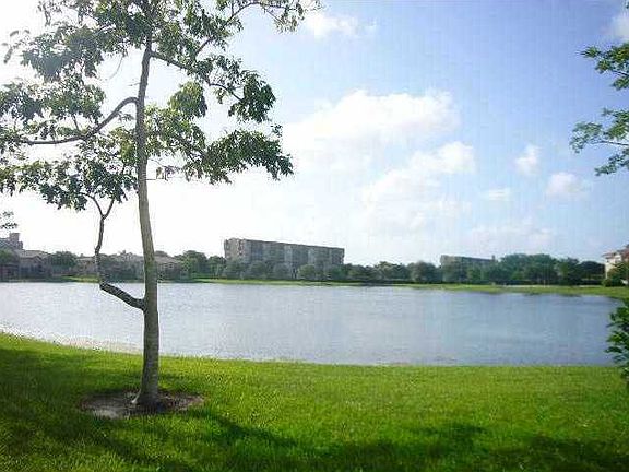 5th image of 3379 Lakeside Dr #25