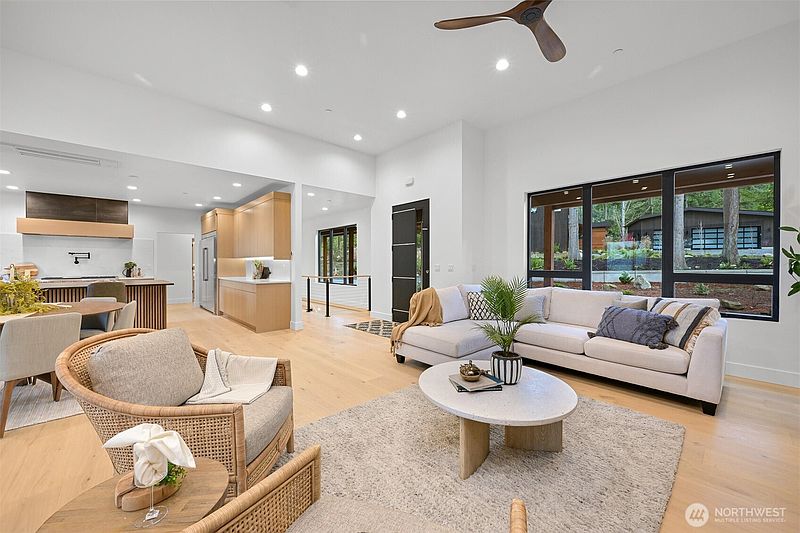 5th image of 166 Soundview Drive