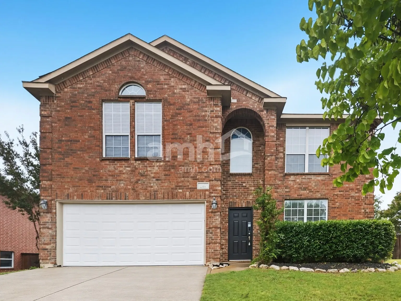 4 bed, 2.5 bath, 2520 sqft, $2,500 — Photo 1