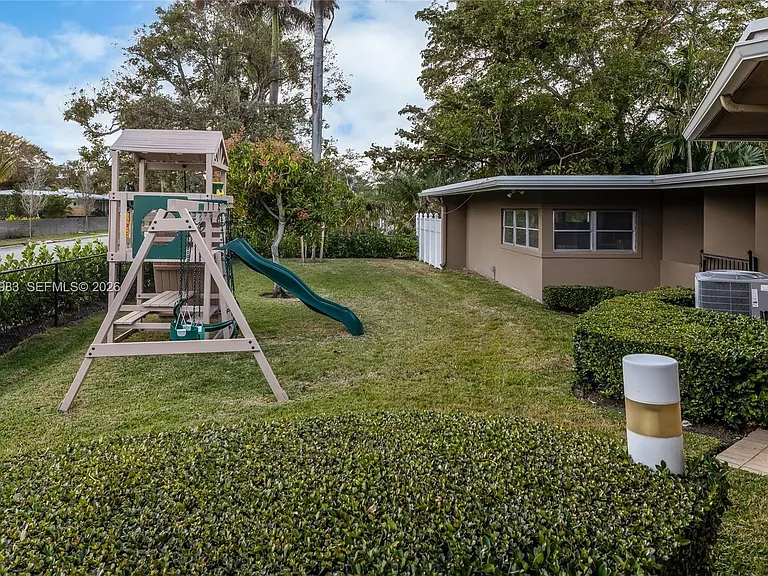 950 S Southlake Dr — Photo 18