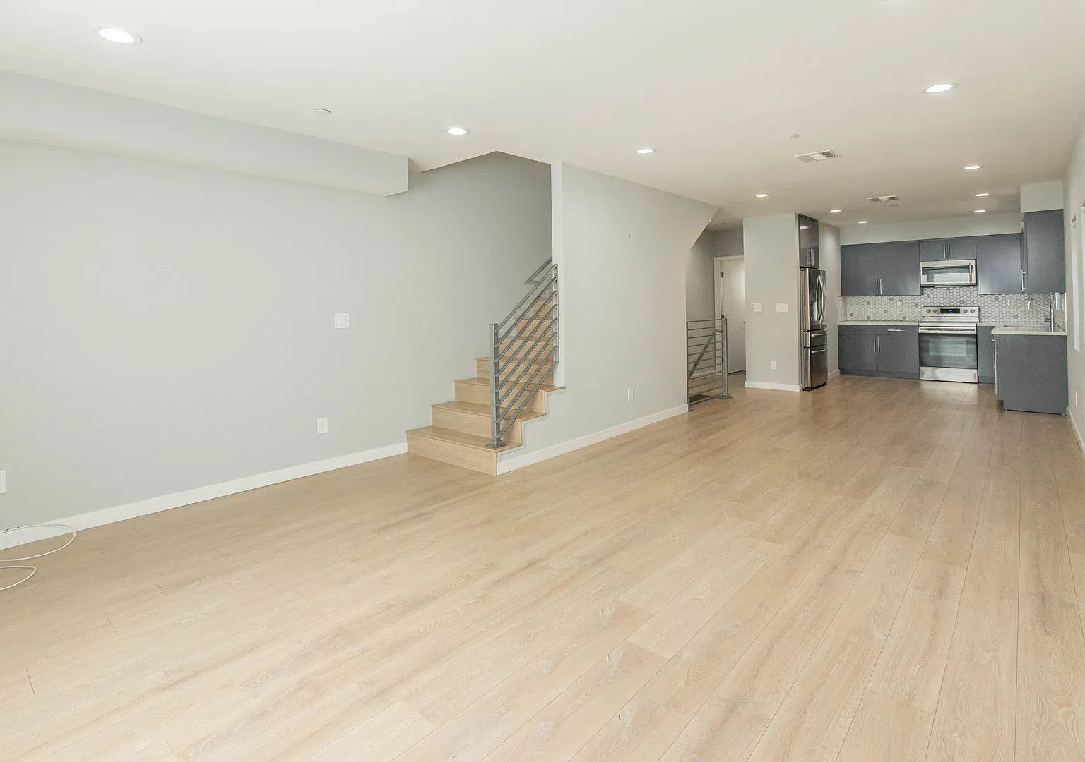 Contemporary Multi-Level Townhome - Prime Hollywood location — Photo 4