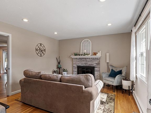 3rd image of 21 Potter Rd