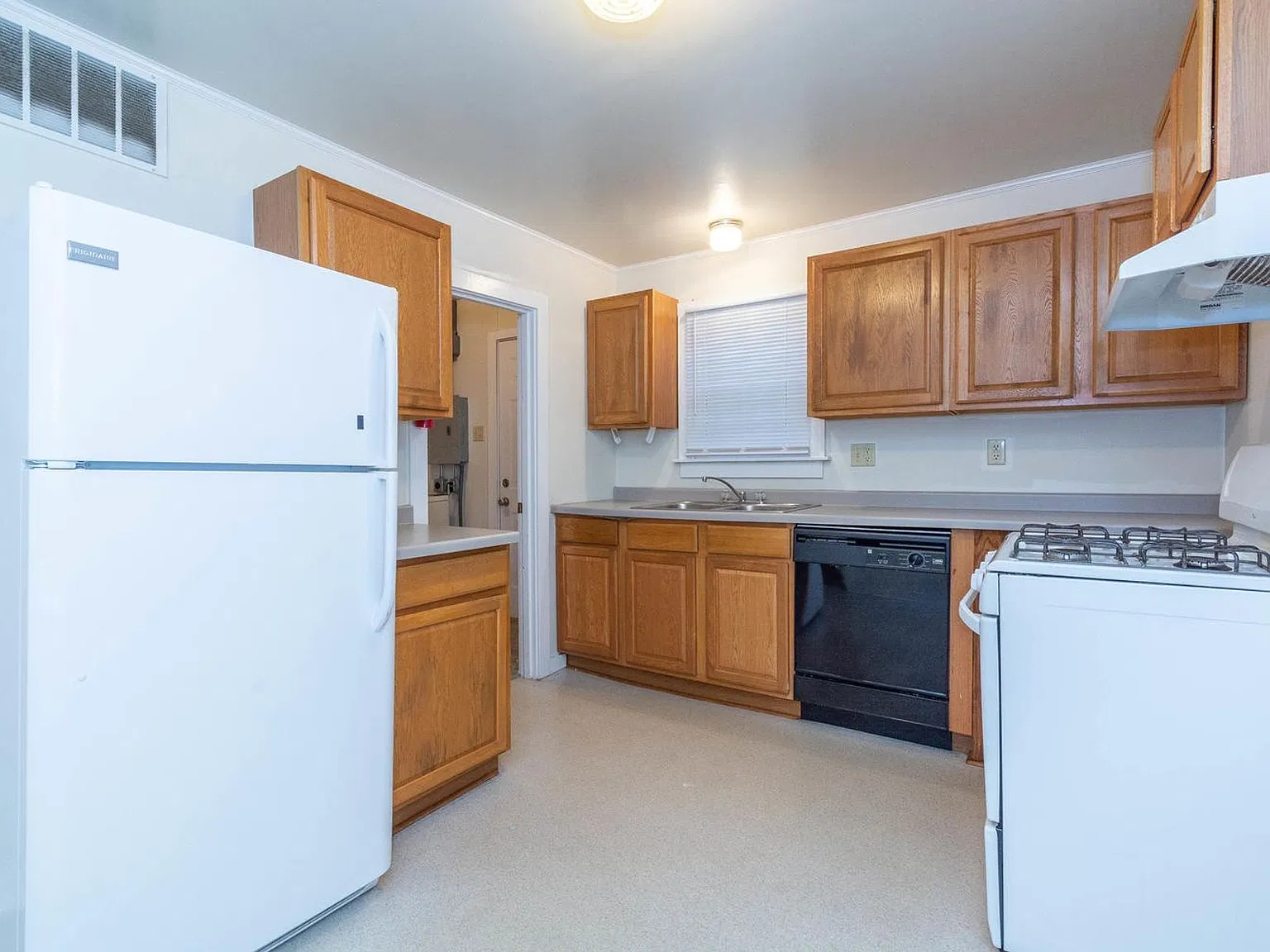 3 Bed House Available for 2027! — Photo 2
