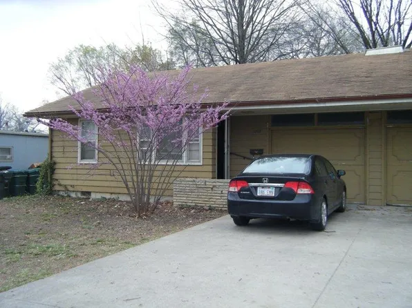 1207 W 19th St, Lawrence, KS 66046