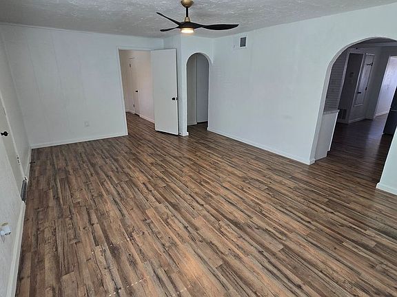 3rd image of 6413 Franciscan St NE