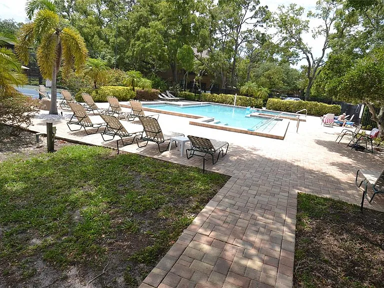 605 Lennox Rd W — Photo 37