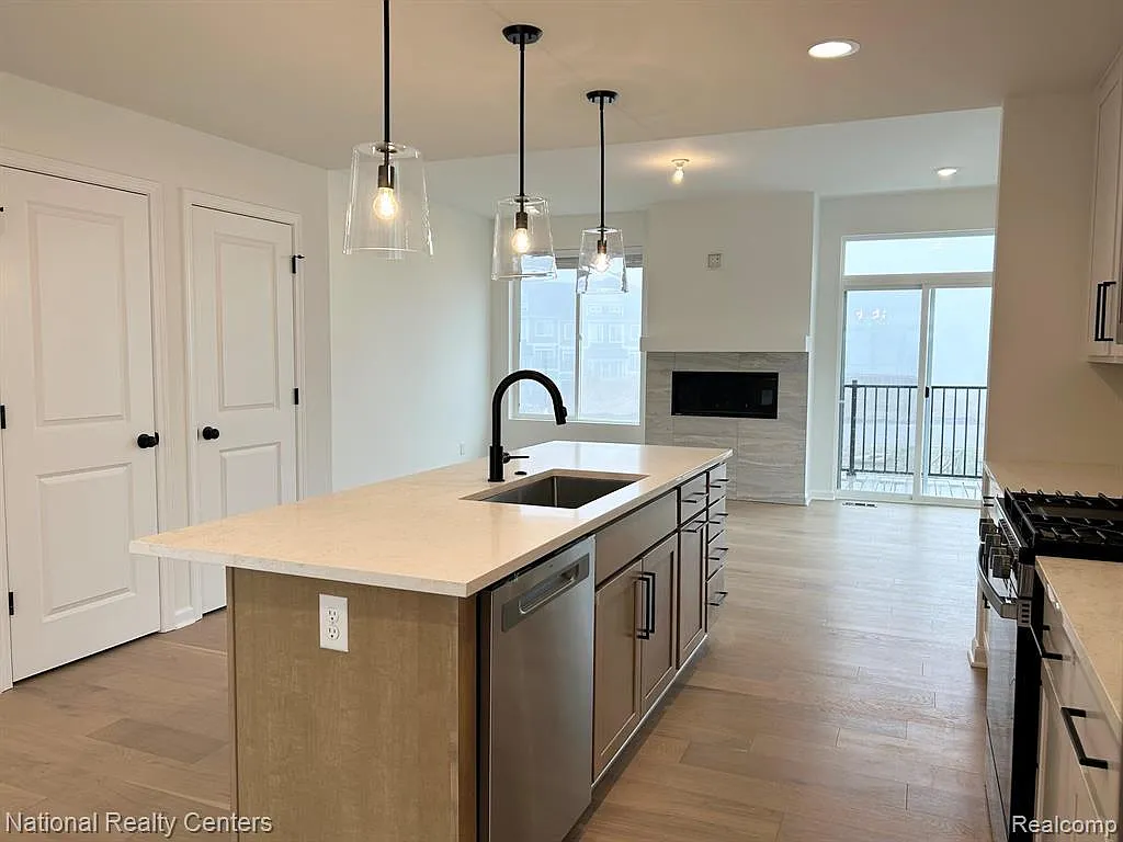 3 bed, 3.5 bath, 2430 sqft, $3,600 — Photo 3