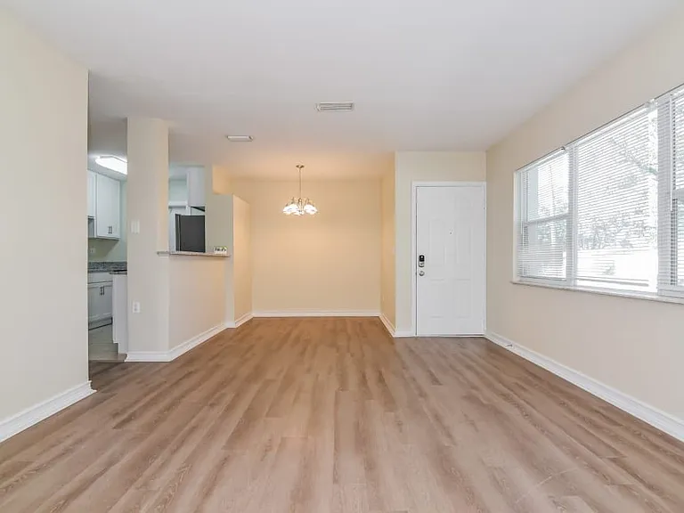 512 Sutton Pl — Photo 9