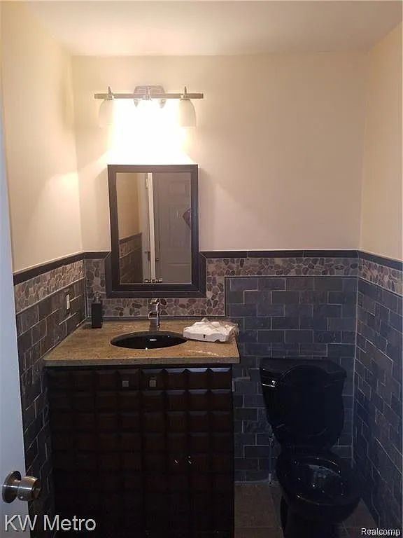 3 bed, 1.5 bath, 1300 sqft, $2,400 — Photo 3