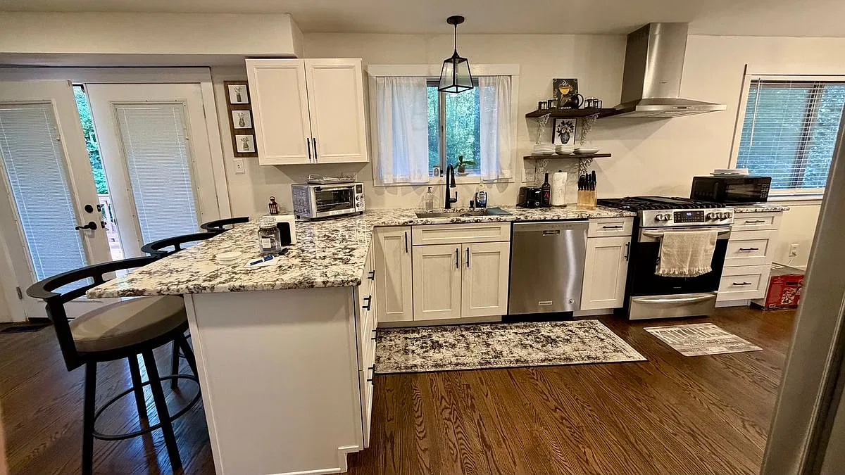 4 bed, 2.0 bath, 1880 sqft, $3,295 — Photo 3