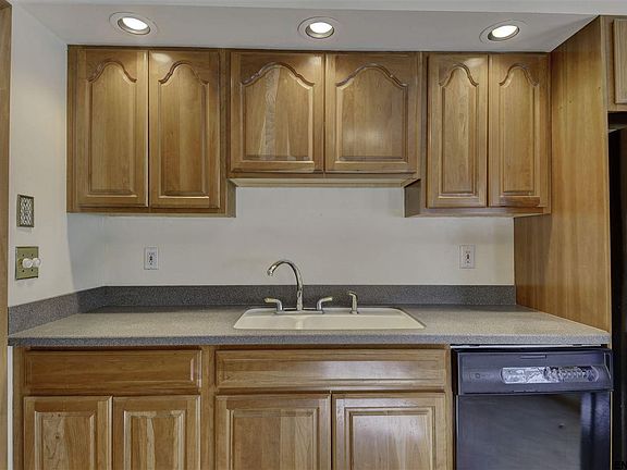 5th image of 16 Linden Ct