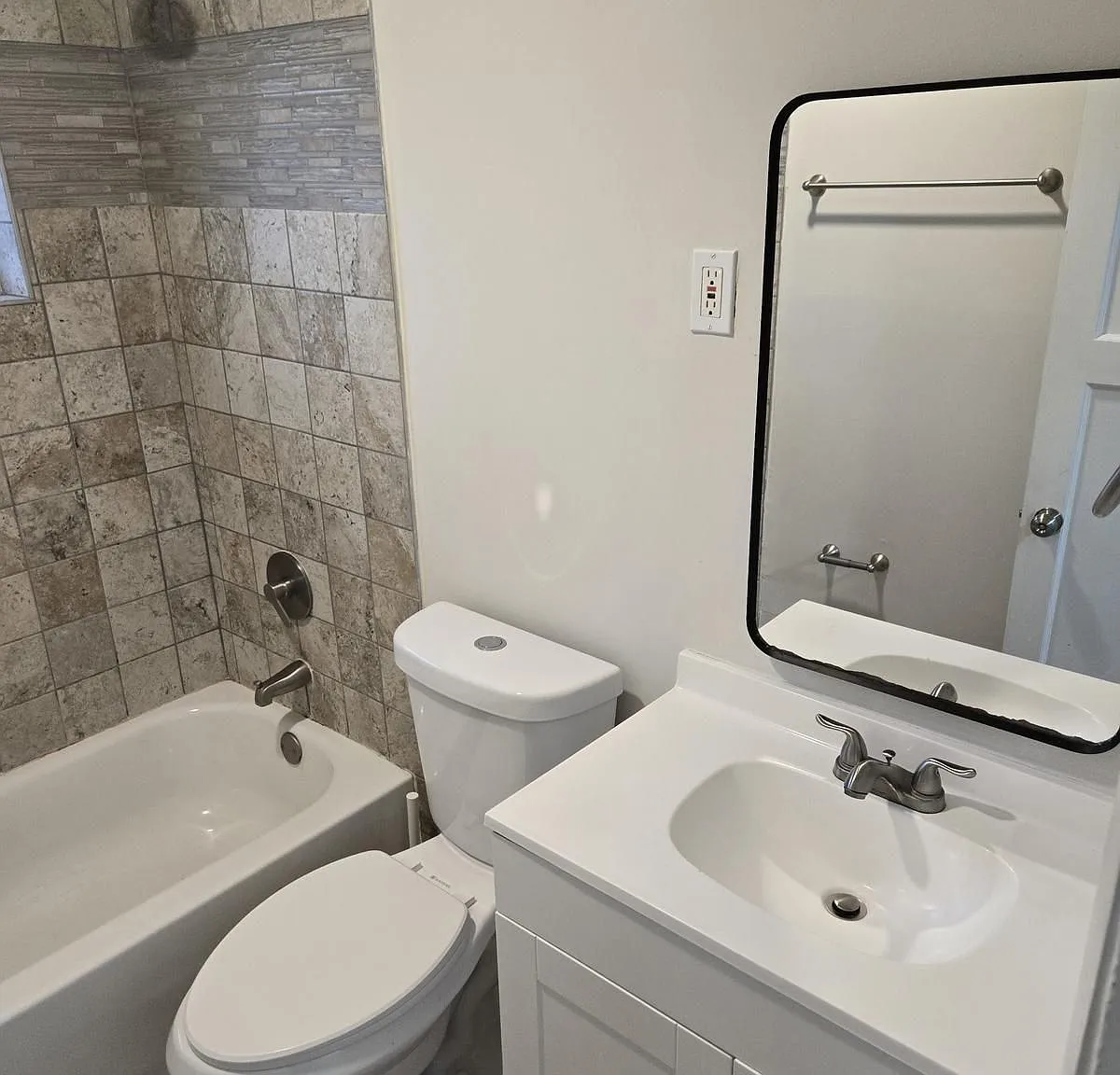 2 bed, 1.0 bath, 800 sqft, $1,900 — Photo 3