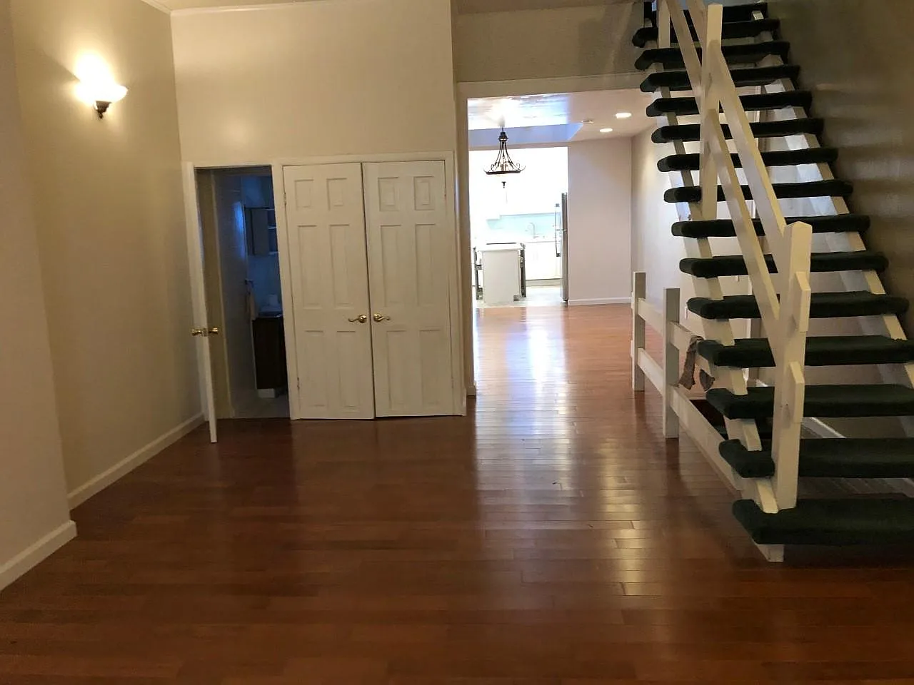 5 bed, 1.5 bath, 1700 sqft, $2,600 — Photo 2