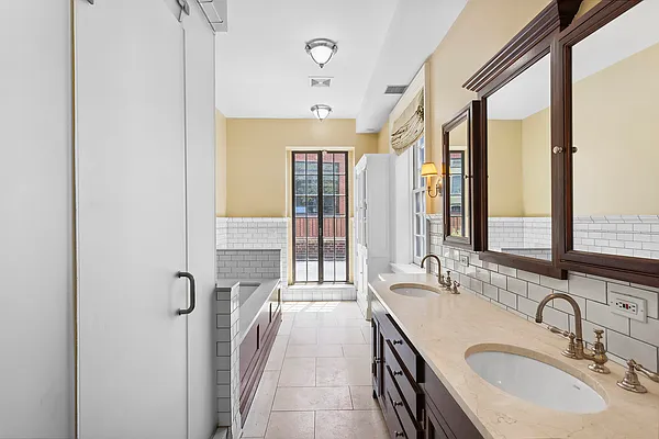 Bathroom, photo 1