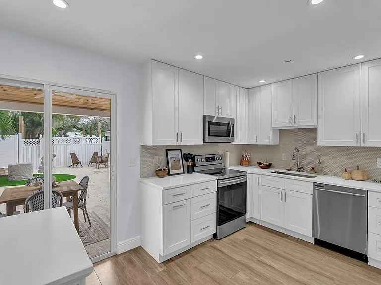 824 Dahlia Ln — Photo 8