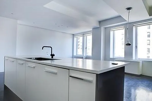 Sold by R New York | media 28