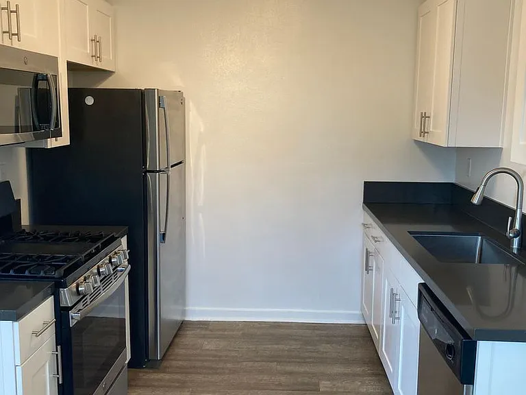 570 N Los Robles Ave — Photo 45