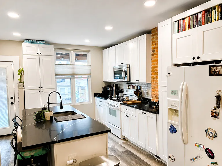 102 S Clinton St — Photo 2