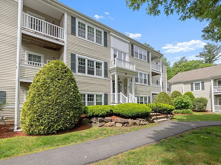 700 Brookside Dr #J — Photo 2