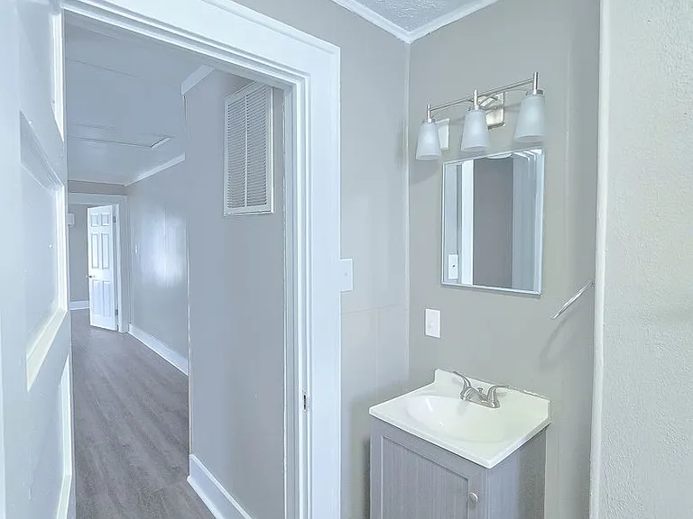 216 E Madison St — Photo 2