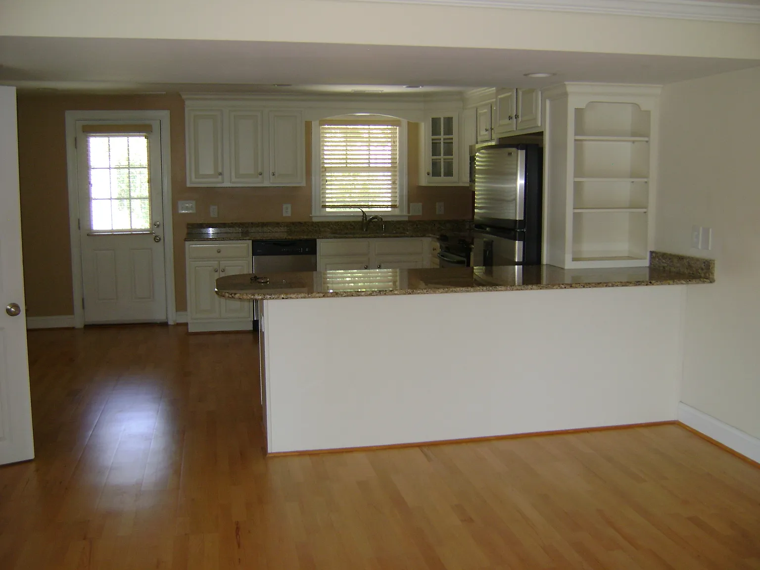2 bed, 1.5 bath, 1101 sqft, $1,650 — Photo 3