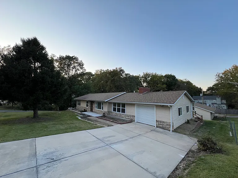 4 Mandalay Dr — Photo 1