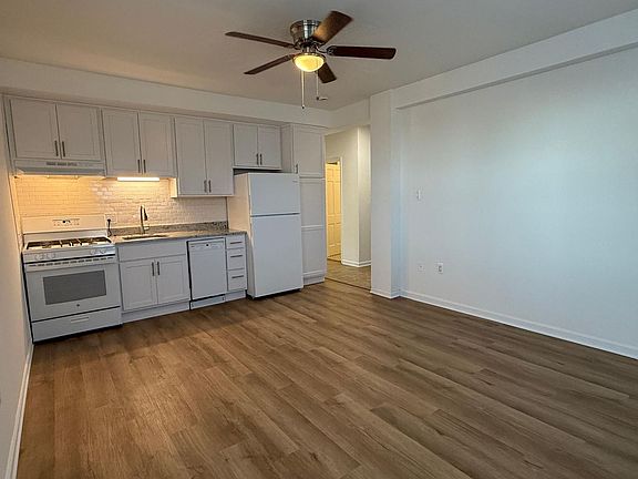3rd image of 2060 N Vermont St #2060VT-NV101