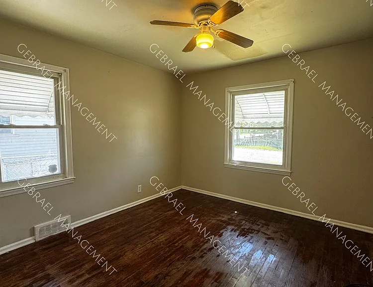 1119 Barney Ave — Photo 8