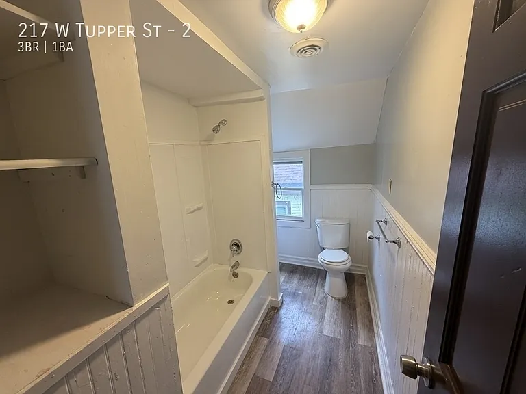 217 W Tupper St #2 — Photo 4