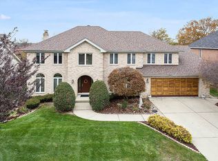 7800 Sugarbush Ln, Willowbrook, IL 60527