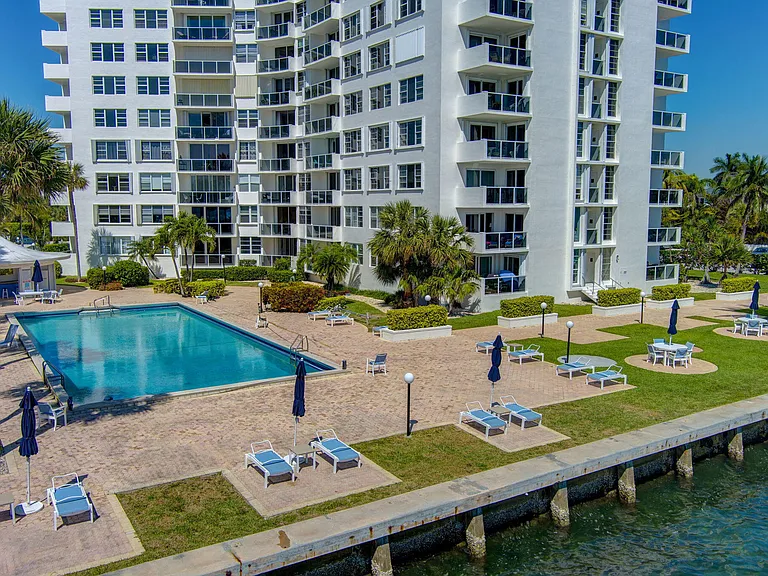2800 N Flagler Dr #202 — Photo 41