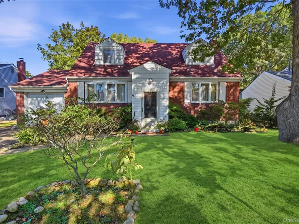 9 Stillwell Street, Huntington, NY 11743