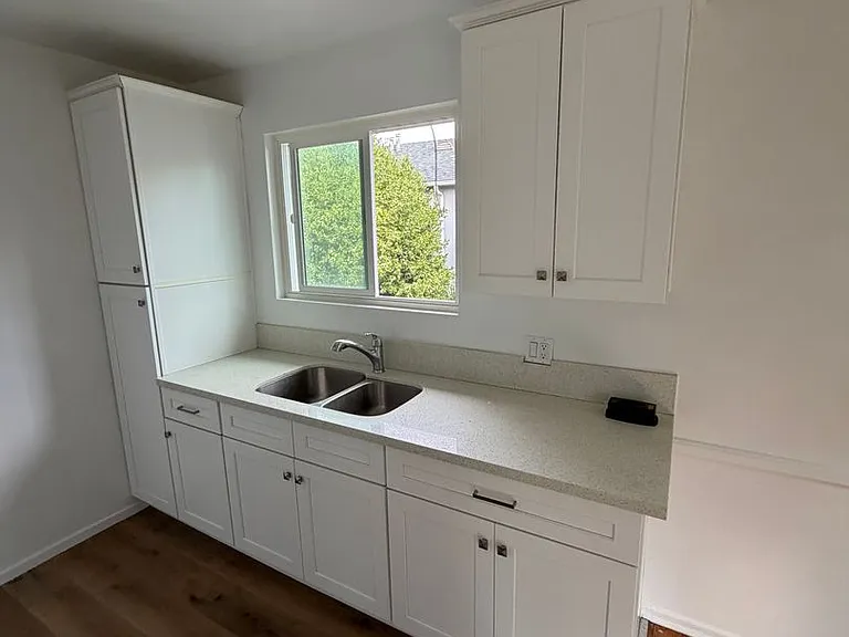 435 S Hoover St — Photo 9