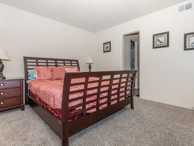Cobblestone Apartments — Photo 44