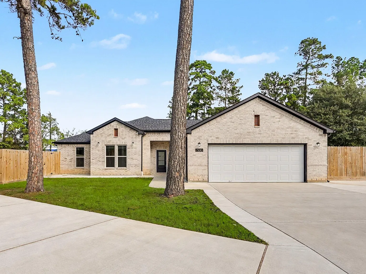 4 bed, 2.5 bath, 2078 sqft, $3,000 — Photo 1