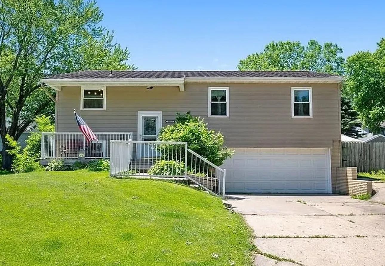 3 bed, 1.5 bath, 1107 sqft, $2,300 — Photo 1