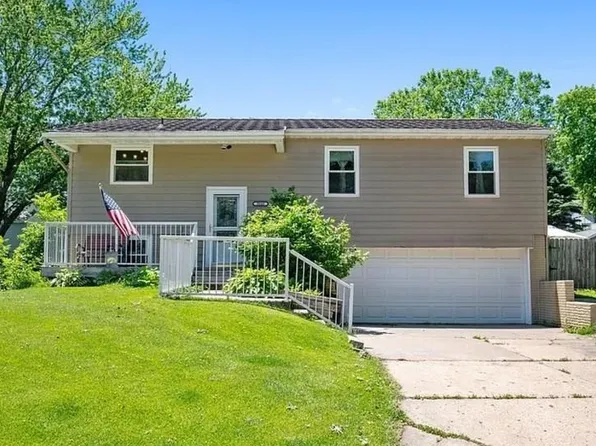 9040 Oakwood Dr, Norwalk, IA 50211