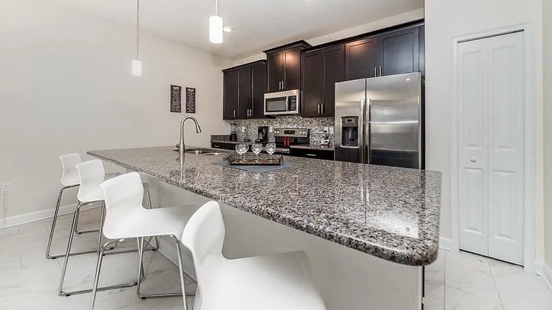 4 bed, 1914 sqft, $2,550 — Photo 2