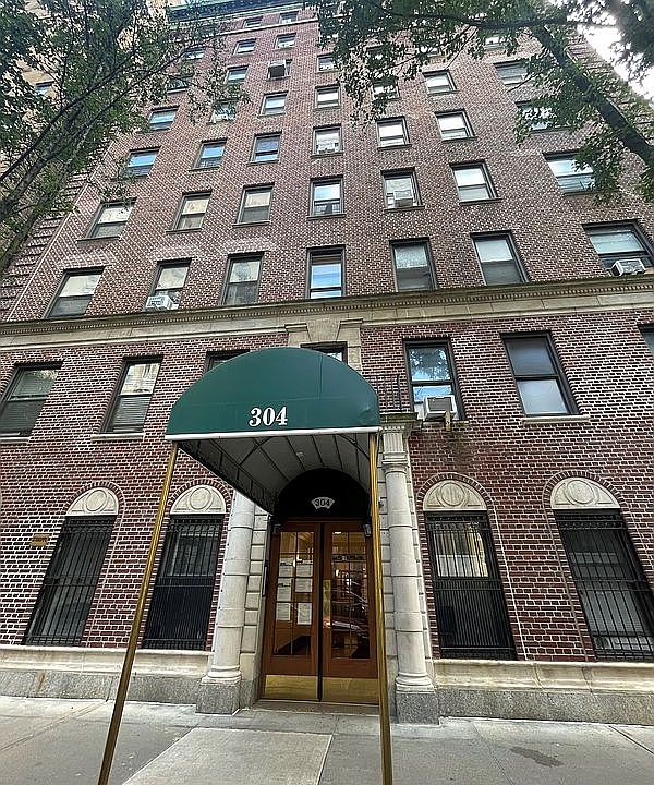 2nd image of 304 W 89th St #5D