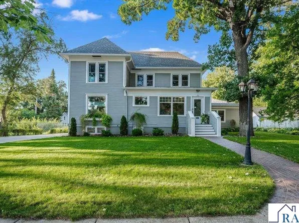 216 W 2nd St, Blue Earth, MN 56013