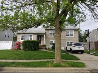 100 Hemlock Dr, Farmingdale, NY 11735