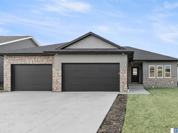 9028 Trader Dr, Lincoln, NE 68507