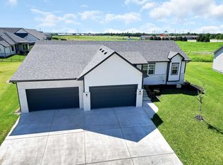 1438 N Emerald Valley Dr, Mulvane, KS 67110